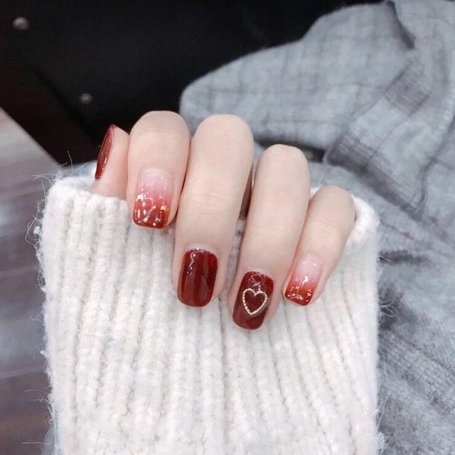 秋天指甲做什么颜色显白，适合冬天显白的指甲颜色（难怪女星大咖们都超爱）