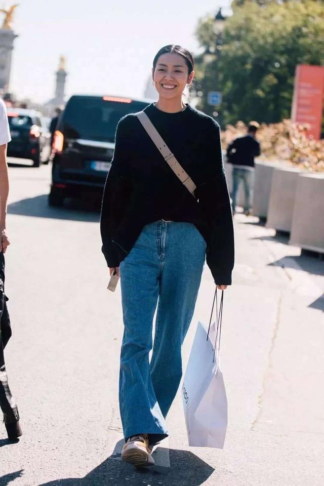 蓝色阔腿牛仔裤穿搭，这“3个要点”穿搭