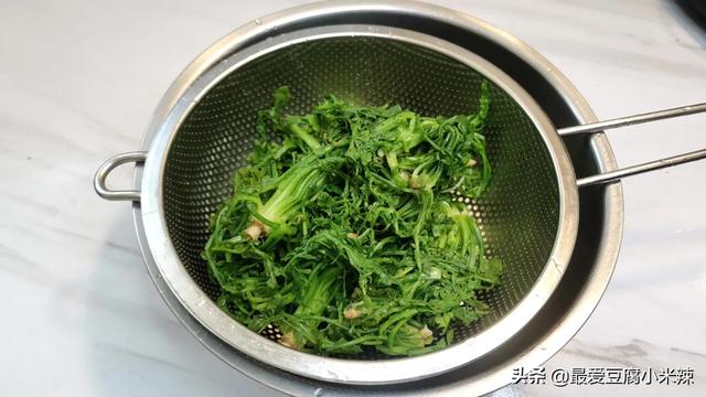 荠菜怎么保存，荠菜哪三种人不能吃（荠菜太多吃不完）