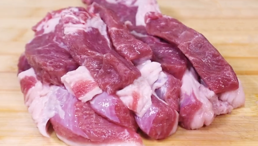 图片[1]-【烤羊肉串】做法步骤图 一斤羊肉全家人吃过瘾 太香了-起舞食谱网