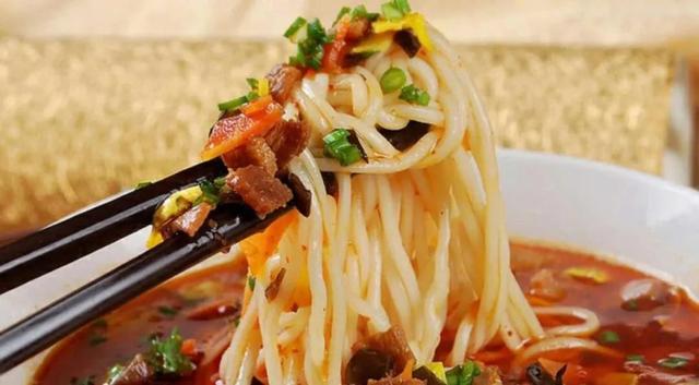 梦见自己吃面条是什么意思，梦见吃面条是什么预兆（作者/一杯清茶）