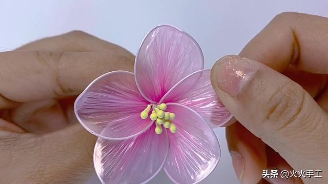 十种最简单的餐巾纸折花，餐巾的折花大全（原来垃圾袋还可以蜕变成春天的桃花）