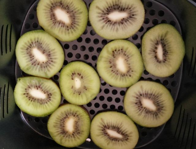 猕猴桃能放多久，猕猴桃软了放冰箱可以保存多久（我一买就是10斤）