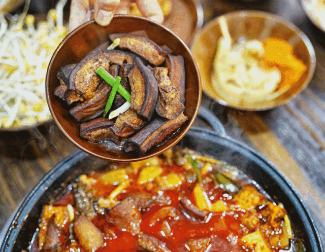 豆豉火锅怎么做，火锅底料怎么用豆豉（花花探店丨这家一年卖出14000锅）