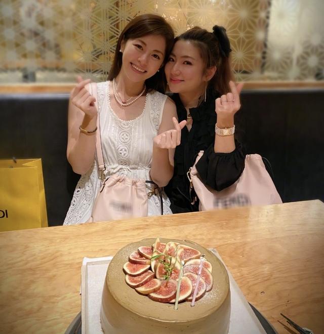 Selina晒全家福为妹妹任容萱庆生，两人同框比心显姐妹情深