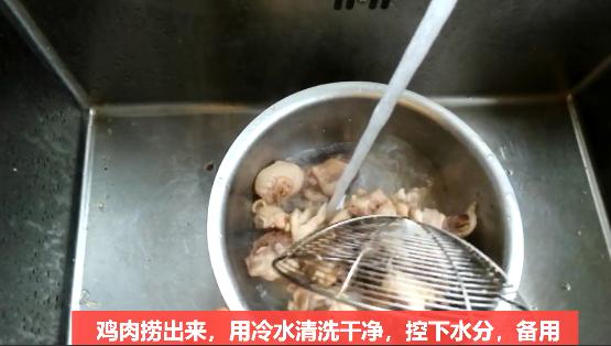 红烧鸡腿最好吃的黄焖鸡做法,两个鸡腿就能做一大盘黄焖鸡 红烧鸡腿最好吃的黄焖鸡做法,两个鸡腿就能做一大盘黄焖鸡