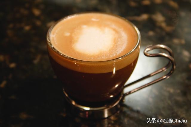 玛奇朵奶茶是不是含咖啡，玛奇朵有没有咖啡成分（姑娘想点的“焦糖玛奇朵”）