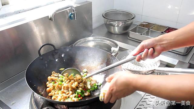 干锅肥肠，干锅肥肠的做法 视频（厨师长教你做“干锅肥肠”）