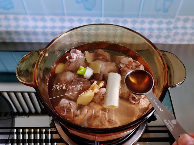 干煸排骨的做法，排骨经常煲汤和蒸着吃