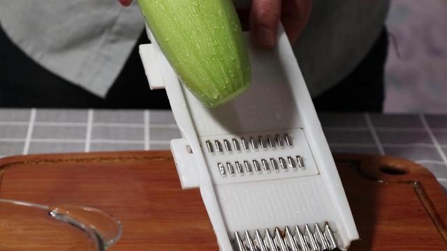 西葫芦怎样凉拌好吃窍门，凉拌西葫芦这样做特别爽口