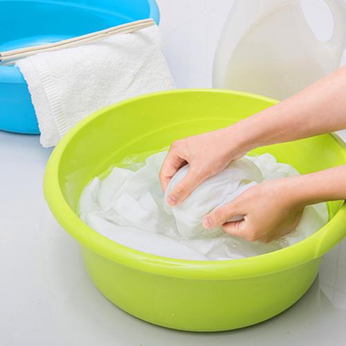 衣服上的西瓜汁怎么洗掉，衣服的西瓜汁如何洗得掉（西瓜汁弄到衣服上）