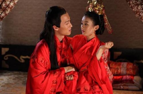 到了洞房后的第二天,女子会用白褥单上的落红来证明她在出嫁前仍是