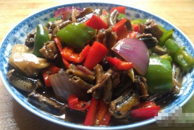 炒黄鳝怎么做好吃，正宗爆炒鳝片的做法（黄鳝又香又嫩又不腥）