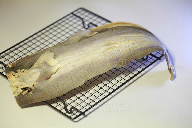 关于鲨鱼干的烹饪方法，鲨鱼干的吃法和做法大全（一条鲨鱼只够吃一餐）