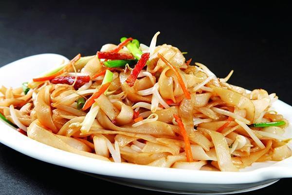 炒河粉怎么做好吃,怎样炒河粉好吃呢(自己在家做比买的还过瘾)