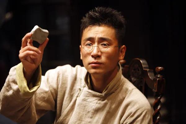 让子弹飞 葛优，葛优在让子弹飞扮演的角色叫什么（姜文临场给葛优加吻戏）