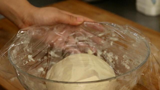 怎样做美味的烫面葱油饼，开水烫面葱油饼的做法（又香又软还出层）