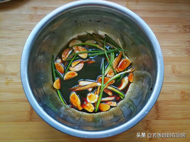 烤鸡用烤箱怎么烤 烤箱烤鸡的制作方法，烤鸡用烤箱怎么烤（儿子说烤一个不够解馋）