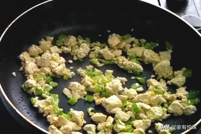 炒豆腐的家常做法，大葱炒豆腐的家常做法（炒豆腐的时候加2个鸡蛋）