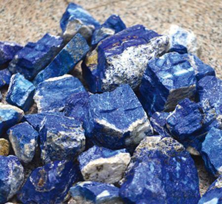 首先,颜色是深蓝色,这是青金石矿物的颜色;其次,它含有金星,这就是青