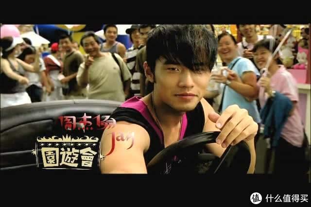 她的睫毛弯的嘴角，她的睫毛歌词（别和我说你是哭着进来找青春的）