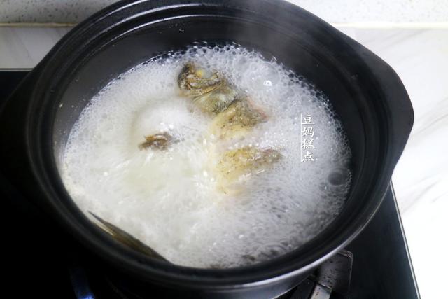 炖鲫鱼的家常做法，炖鲫鱼方法（鲫鱼汤的正确做法）