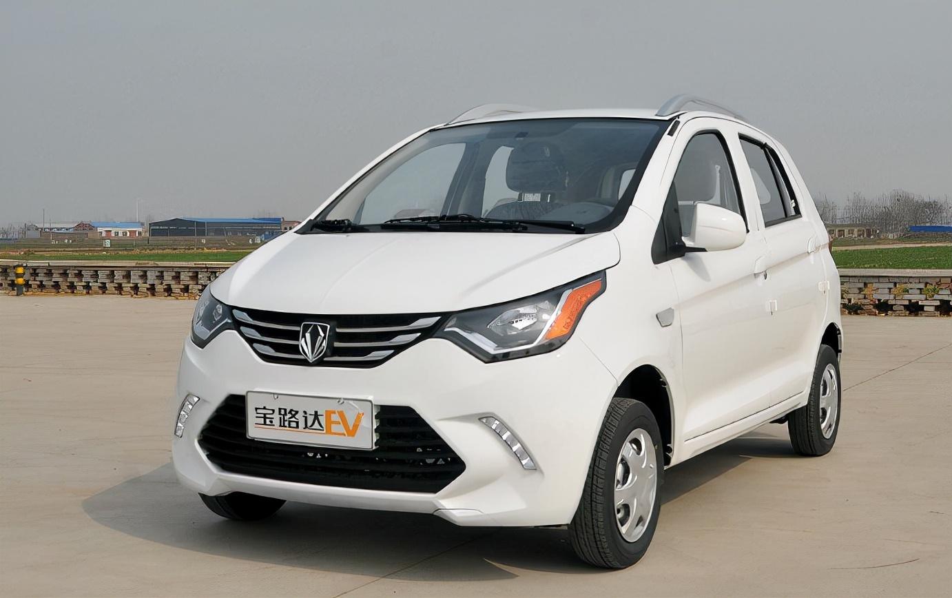 宝路达ds7在车身尺寸上比汉唐q7要稍小一些,车身尺寸为3358x1546x1473