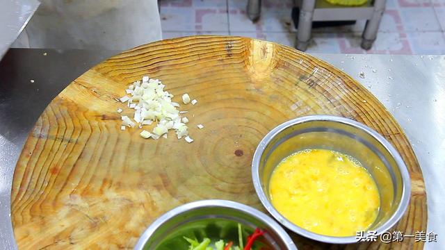 炒粉丝的家常做法，粉丝怎么炒好吃又简单（厨师长教你家常炒米粉做法）