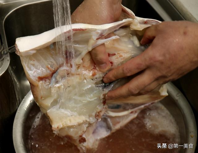 鱼头汤怎么熬才好喝又营养，鱼汤奶白营养暖身