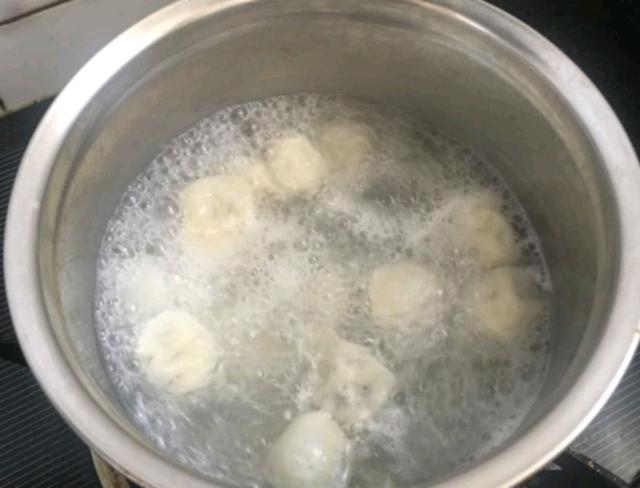 速冻馄饨煮多久，怎样煮速冻饺子（小馄饨煮的刚刚好）