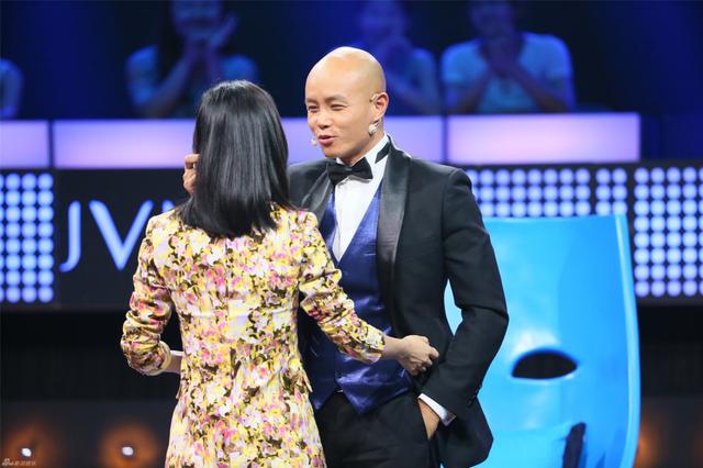 乐嘉回应强吻谢娜事件，他感情坎坷，一共有三段婚姻，三个孩子