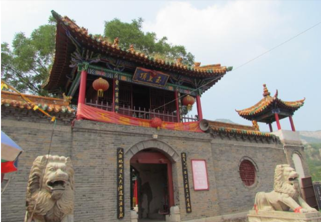 僧、尼、道共居一山修行  承德丰宁白云古洞景区，僧、尼、道共居一山修行（有一桥飞架两山之间的千年古刹）