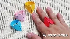 纸戒指的折法图解，如何折一个纸质的玫瑰戒指（谁会不心动<附教程>）