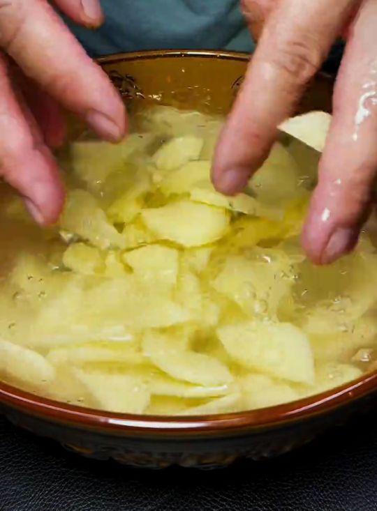 炒土豆片洋葱的家常做法，土豆片这么做一顿多吃两碗饭