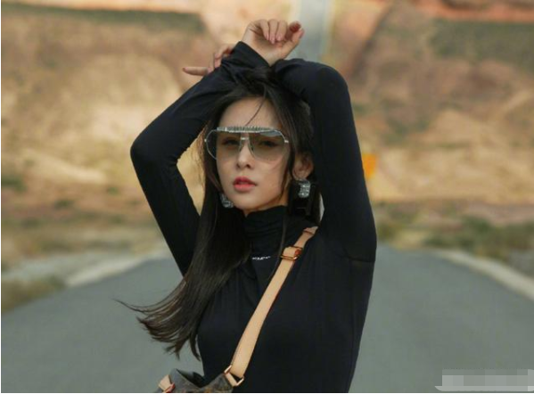 贾青整容，贾青整容前后照片对比（贾青在公路中违规拍照）