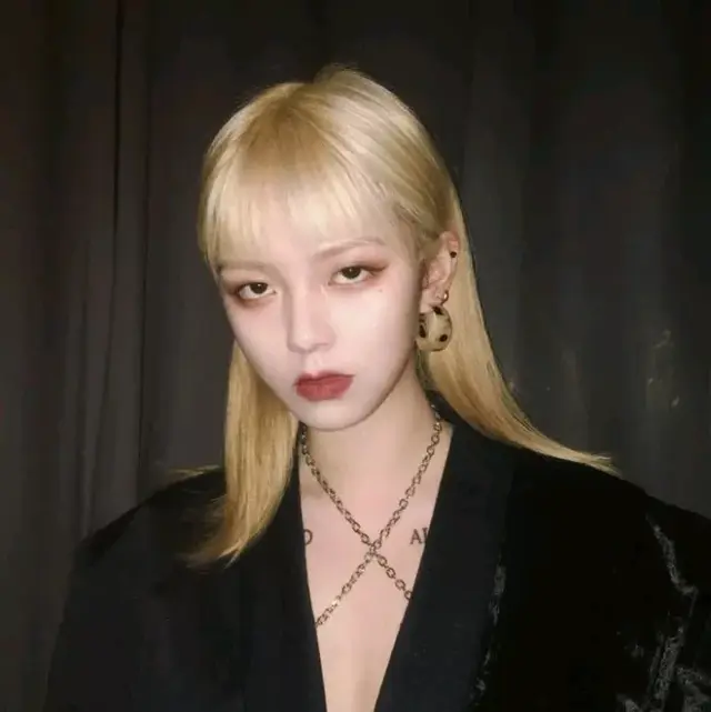 念七 精致女生染发社会酷头像微信，念七 精致女生染发社会酷头像（各种发色的小姐姐头像）