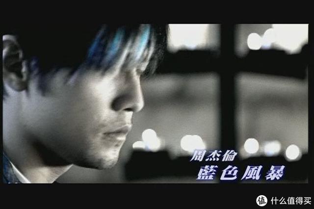 她的睫毛弯的嘴角，她的睫毛歌词（别和我说你是哭着进来找青春的）