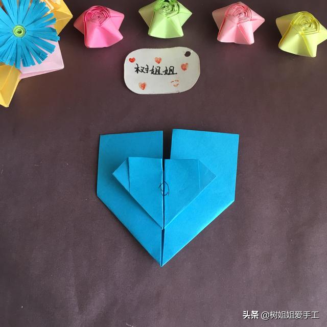 手工折爱心折法，手工折爱心教程（实用折纸：双爱心书签）