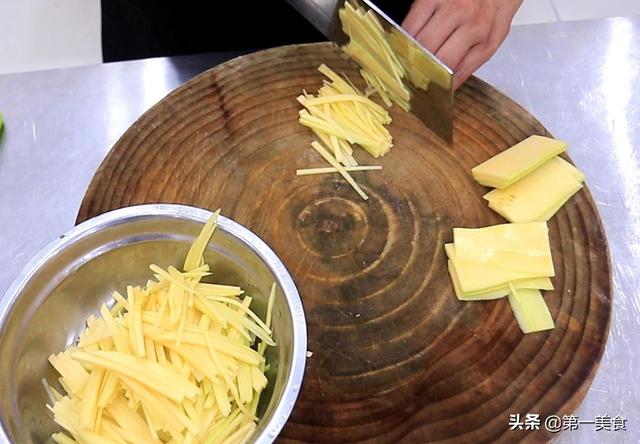 南瓜怎么炒好吃又简单，南瓜怎么炒好吃又简单魔芋豆腐可以搭配什么一起炒（炒南瓜丝很多人都做错了）