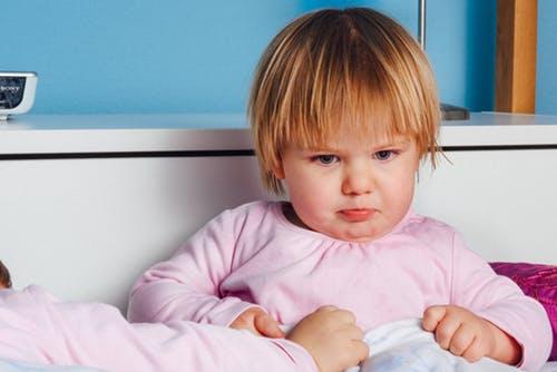 小孩子发烧流鼻血是什么原因，小孩发烧流鼻血的原因是什么（孩子发烧、烫伤、流鼻血轻松应对）