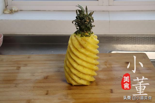 菠萝炒饭最简单做法，米饭里加半个菠萝