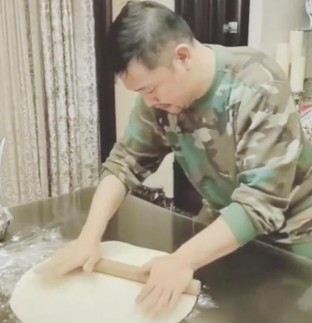 “喜剧接班人”贾冰：35岁辞去副处级工作，娶美女妻子，人生赢家