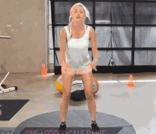 1个下蹲动作 提臀又瘦腿 即学即会，1个下蹲动作（把臀练翘腿练细）