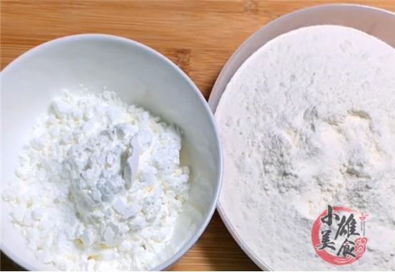 高筋面和低筋面的区别是什么，普通面粉是属于高筋还是低筋（这才是​高筋面粉、中筋面粉、低筋面粉的区别和用途）