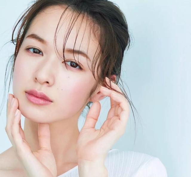 亚洲女生纯情脸，欧美女生性感身材，亚洲魔性笑容（你是高级脸还是纯情脸图片）
