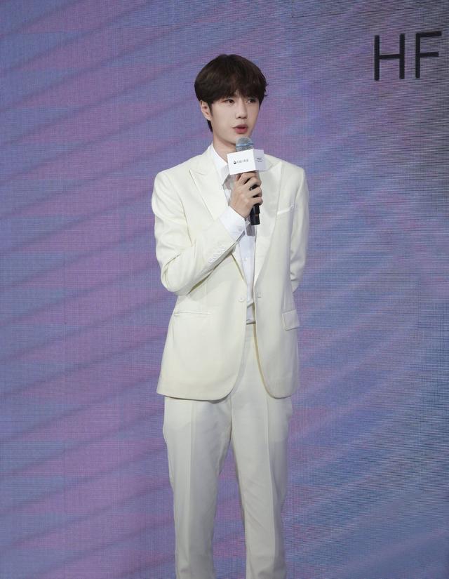 宝石蓝是什么颜色，艳蓝和宝石蓝（多穿这3种“颜色”）