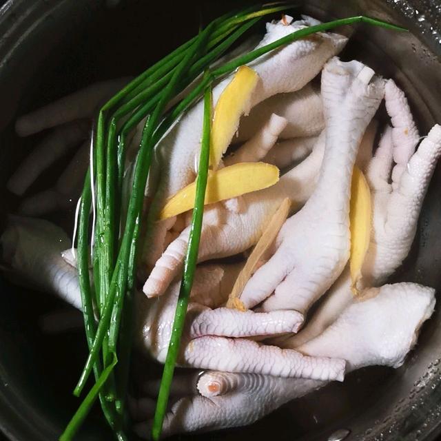 如何做网红鸡爪鸡脚--柠檬百香果鸡爪鸡脚，柠檬鸡脚怎么样做法（的做法+配方）