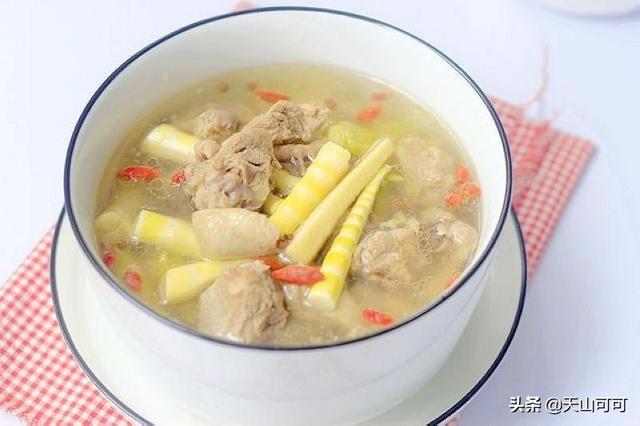 鸭肉跟什么煲汤好吃的，鸭肉煲什么汤好喝（鸭子用什么食材煲汤最好）