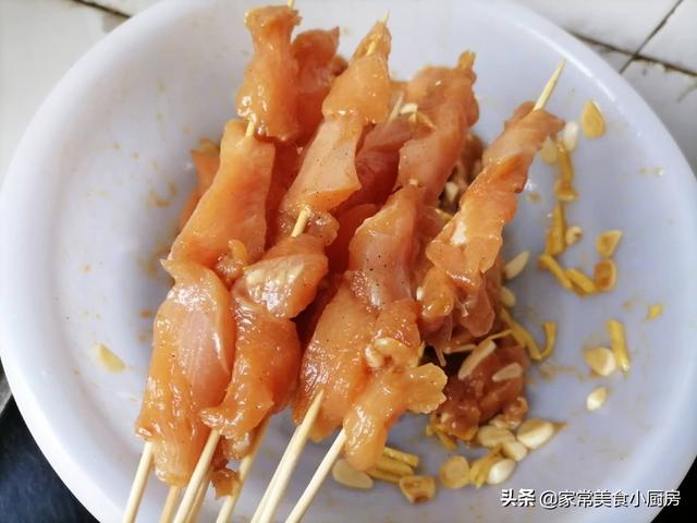 炸鸡肉串串香的做法，街边小吃炸鸡肉串的做法