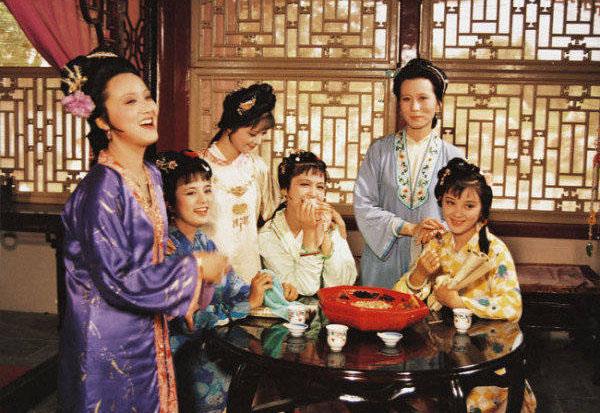《红楼梦》背景是北方，为何贾府中过年，从来没提到吃饺子？